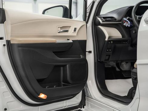 Certified 2024 Toyota Sienna Limited FWD image 39