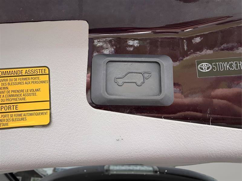 Used 2011 Toyota Highlander Limited w/ Tow Pkg FWD image 28