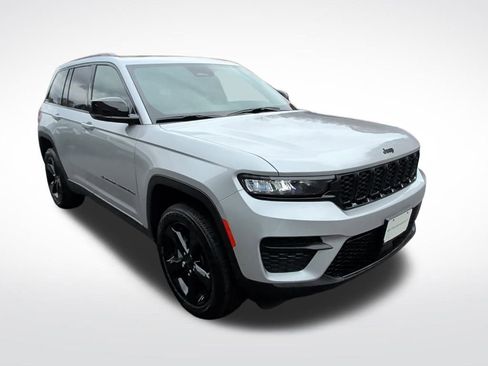 Certified 2025 Jeep Grand Cherokee Altitude image 7