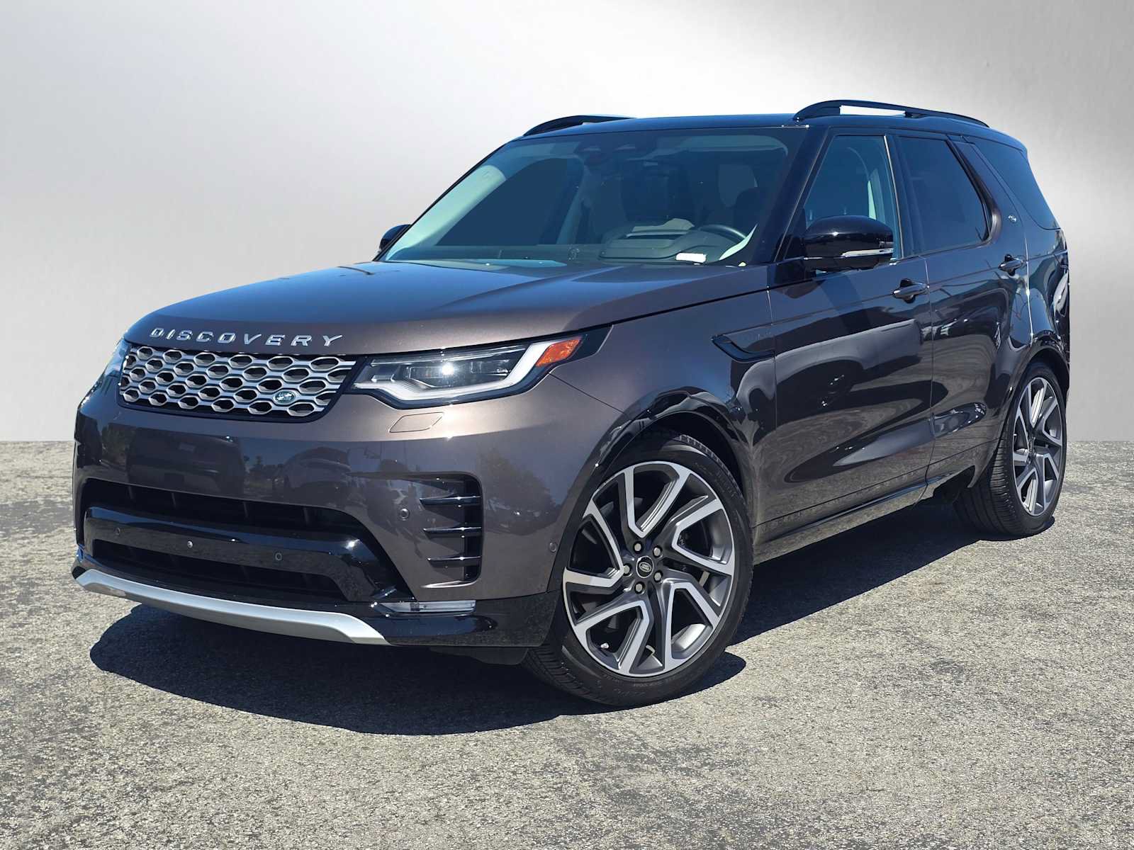 Used 2025 Land Rover Discovery Metropolitan Edition AWD/4WD image 1