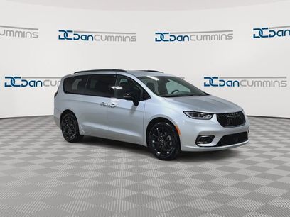 New 2026 Chrysler Pacifica Select w/ S Appearance Package