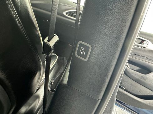 Used 2025 Chrysler Pacifica Limited image 24