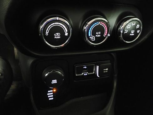 Used 2016 Jeep Renegade Sport w/ Sound Group image 21