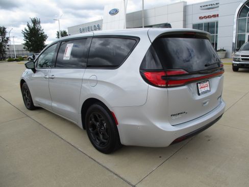Used 2024 Chrysler Pacifica Limited FWD image 4