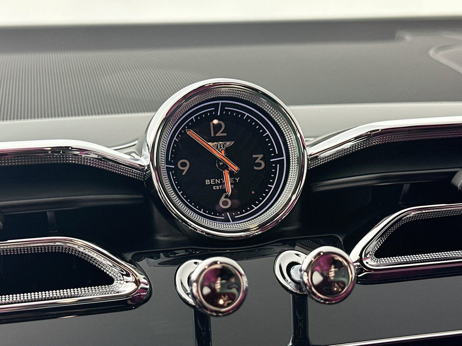Used 2023 Bentley Bentayga Extended Wheelbase AWD/4WD image 61