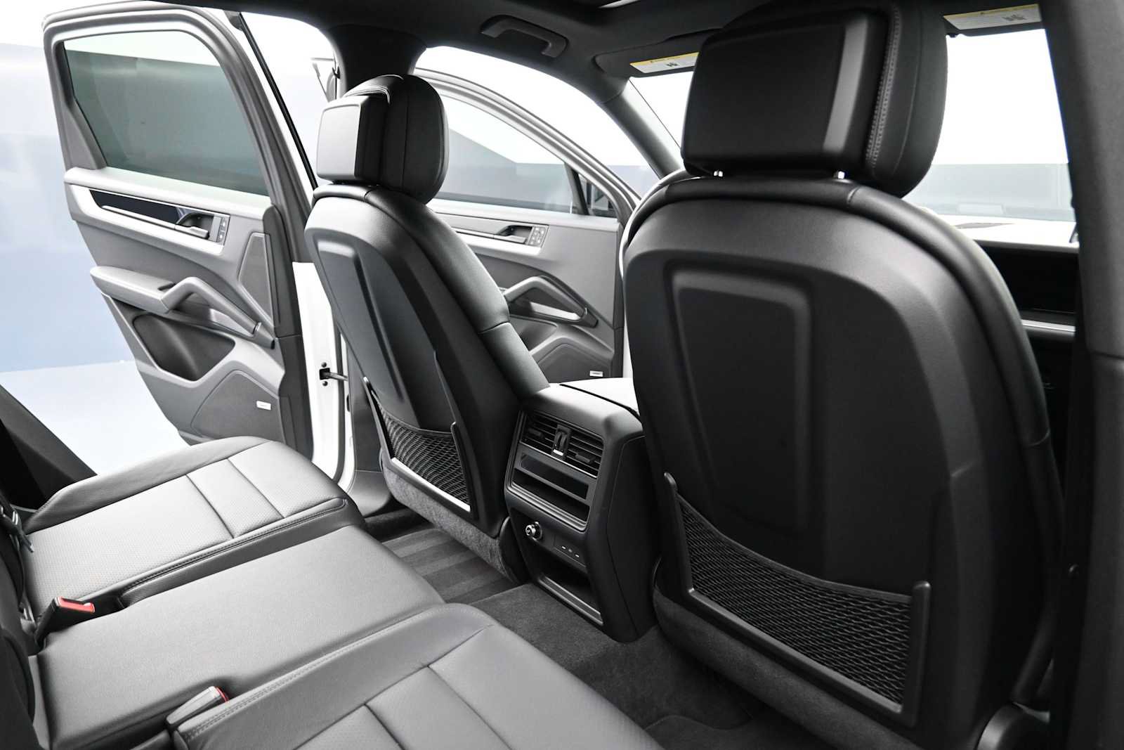 Certified 2024 Porsche Cayenne AWD/4WD image 20
