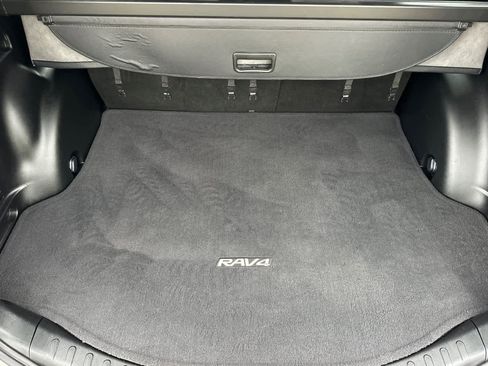 Used 2018 Toyota RAV4 LE image 15