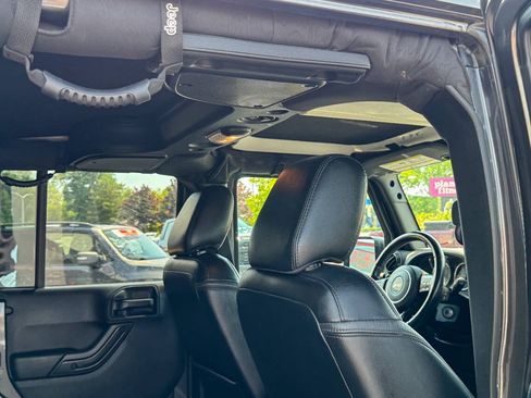 Used 2017 Jeep Wrangler Unlimited Sahara AWD/4WD image 18