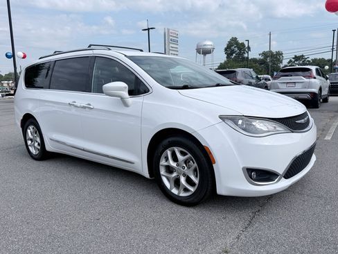 Used 2020 Chrysler Pacifica Touring-L FWD image 2