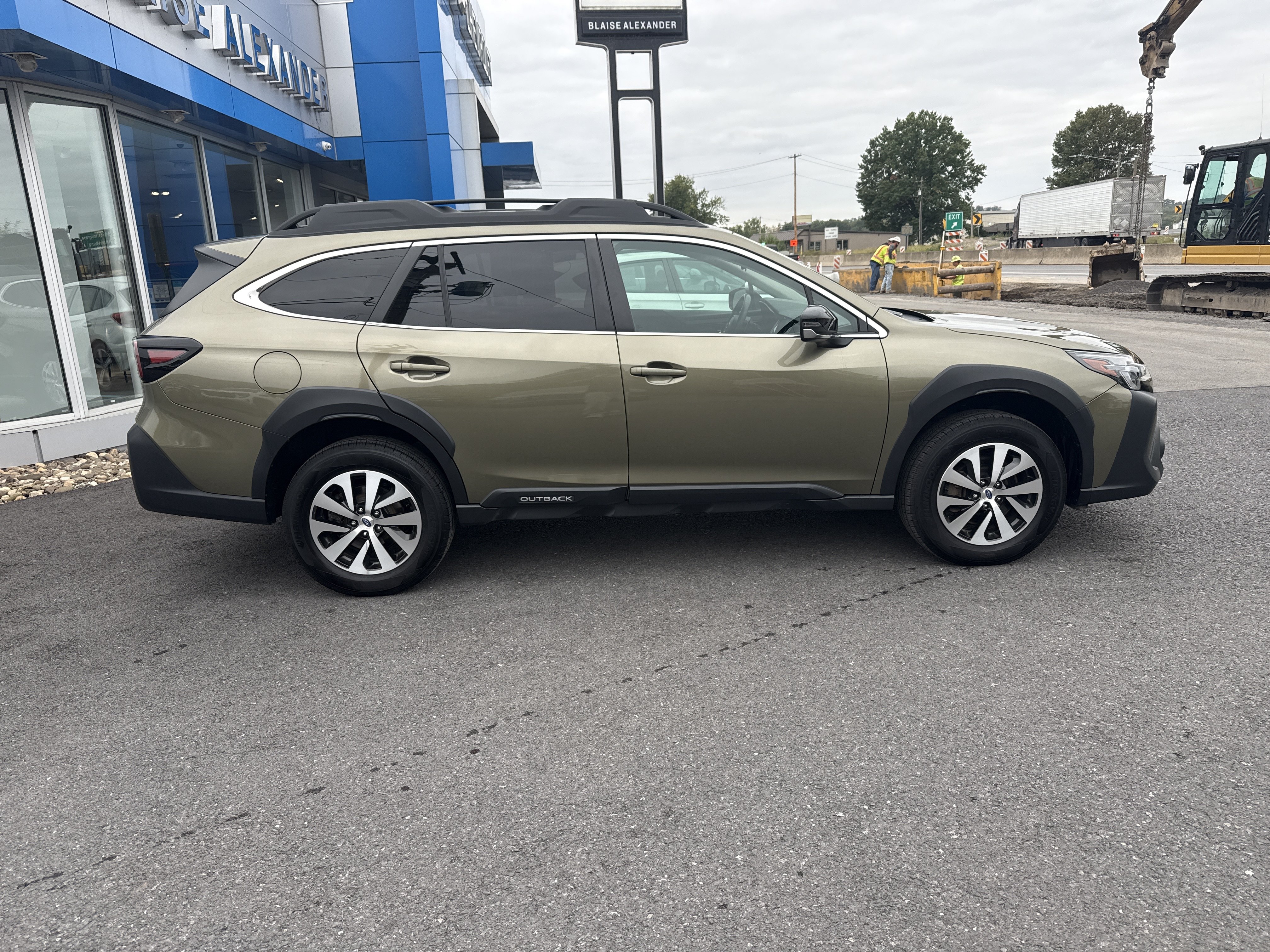 Used 2025 Subaru Outback Premium AWD/4WD image 2