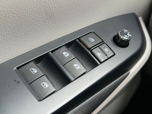 Used 2017 Toyota Highlander LE image 24