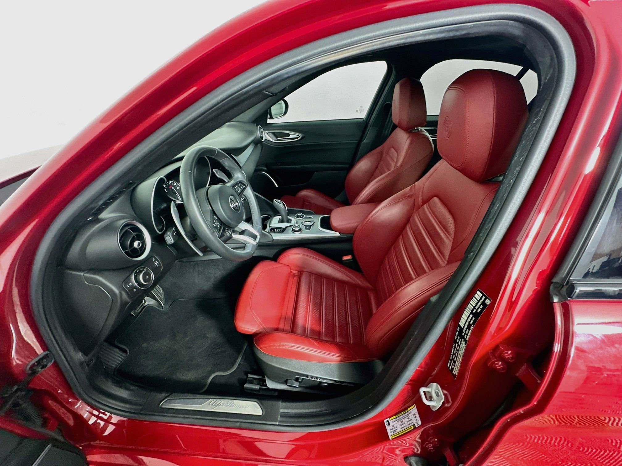 Used 2023 Alfa Romeo Giulia Veloce RWD image 13