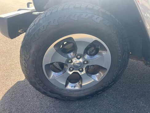 Used 2016 Jeep Wrangler Unlimited Sahara image 35