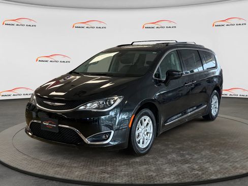 Used 2020 Chrysler Pacifica Touring-L FWD image 1