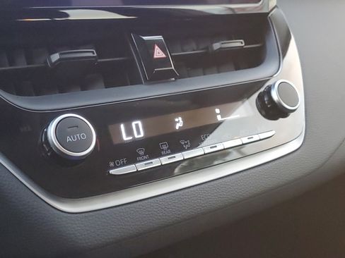 Certified 2025 Toyota Corolla LE image 28