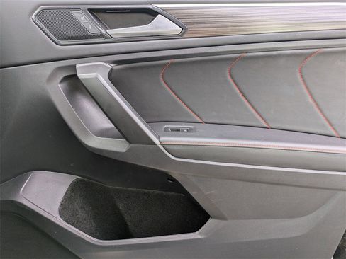 Used 2024 Volkswagen Tiguan SE image 33