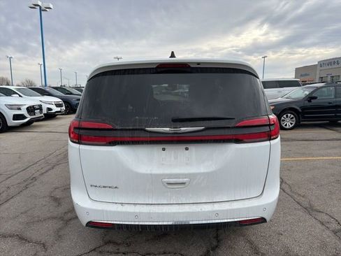 Used 2024 Chrysler Pacifica Touring-L image 5