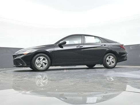 Used 2025 Hyundai Elantra SE FWD image 58