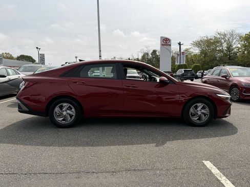 Certified 2024 Hyundai Elantra SE FWD image 8