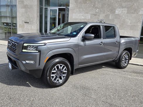 Used 2024 Nissan Frontier SL image 2