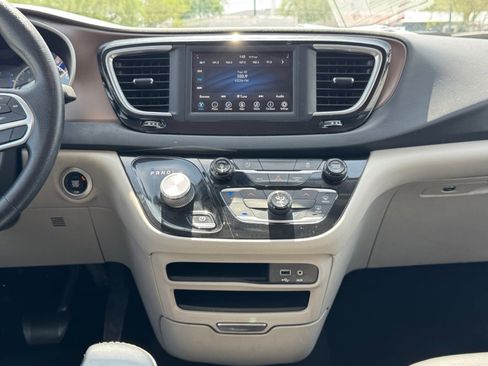 Used 2020 Chrysler Voyager Lxi image 15