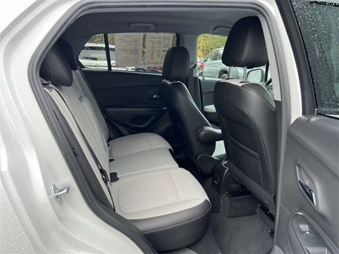 Used 2022 Chevrolet Trax LT w/ LT Convenience Package image 24