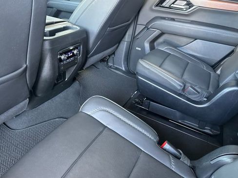 Used 2025 GMC Yukon Denali AWD/4WD image 12