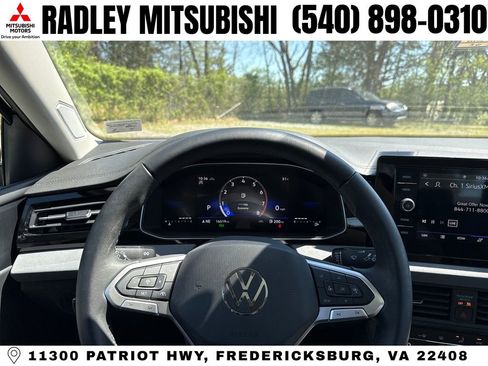 Used 2025 Volkswagen Jetta SE w/ Sunroof Package FWD image 6