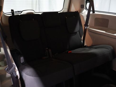 Used 2018 Dodge Grand Caravan SE w/ UConnect Hands-Free Group image 19