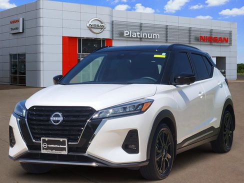 Used 2024 Nissan Kicks SR w/ SR Premium Package FWD image 2