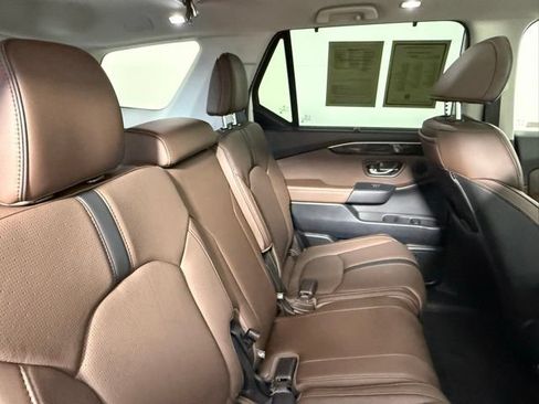 Used 2025 Honda Pilot Elite image 47