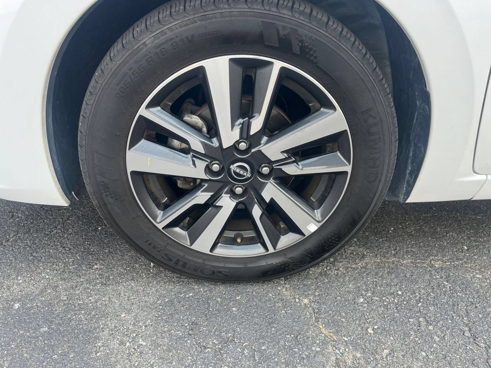 Used 2025 Nissan Versa SV FWD image 31