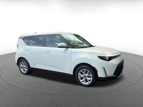 Used 2025 Kia Soul LX w/ LX Technology Package FWD image 2