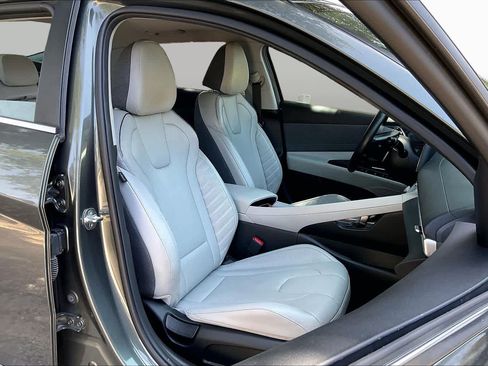 Certified 2024 Hyundai Elantra Limited FWD image 9