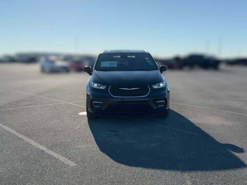 New 2026 Chrysler Pacifica Limited image 2