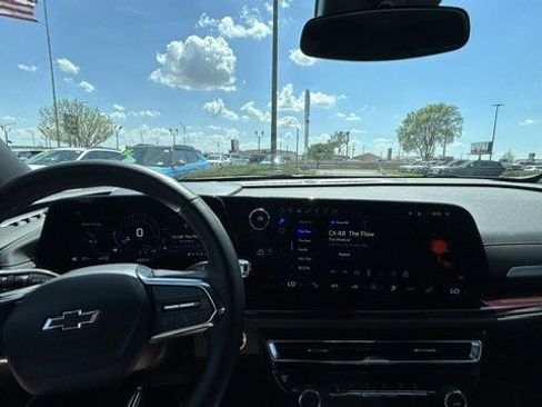 Used 2025 Chevrolet Traverse Z71 image 5