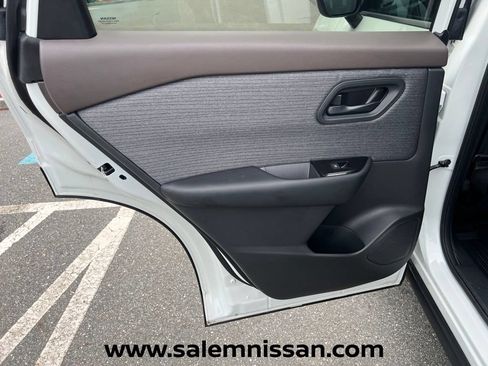 Used 2023 Nissan Rogue S AWD/4WD image 18