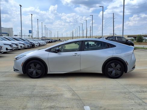 Used 2023 Toyota Prius LE FWD image 3