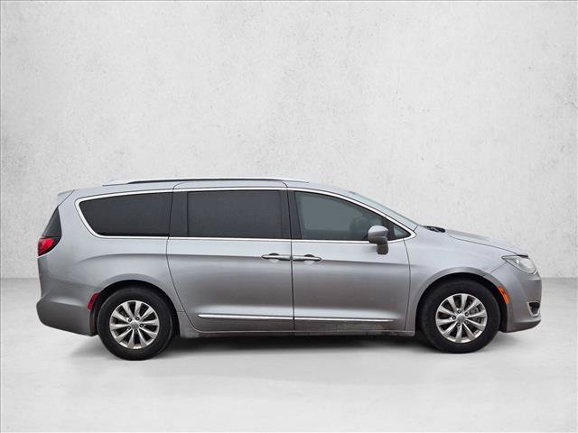 Used 2018 Chrysler Pacifica Touring-L Plus FWD image 4