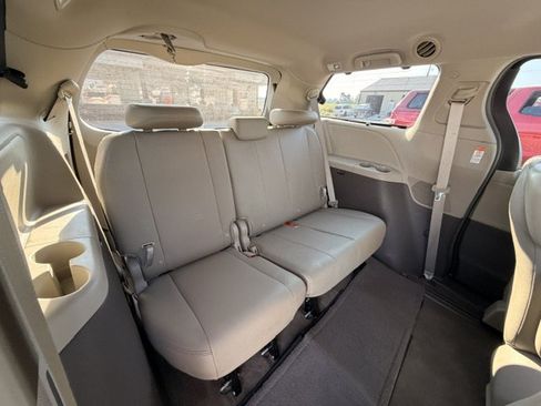 Used 2016 Toyota Sienna XLE Premium FWD image 10