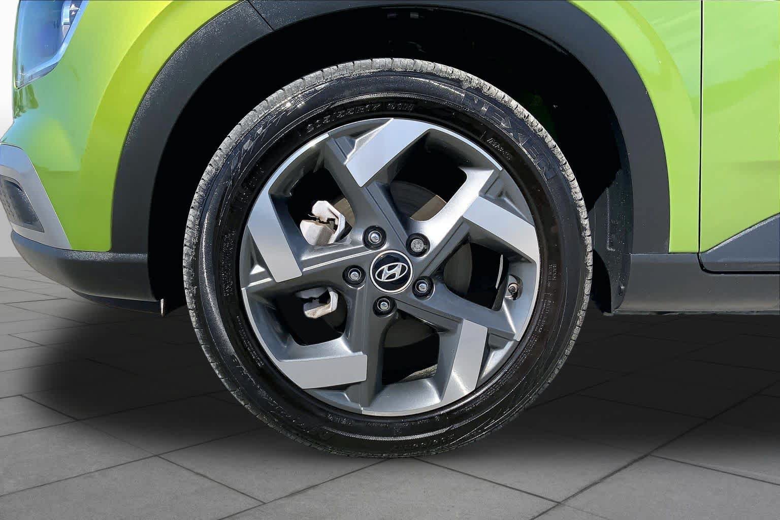 Used 2023 Hyundai Venue SEL FWD image 11