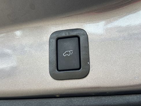 Used 2019 Toyota Highlander XLE image 18