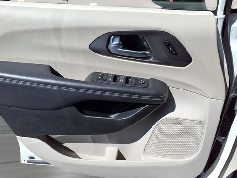 Used 2023 Chrysler Pacifica Touring-L image 13