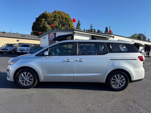 Used 2019 Kia Sedona L image 3
