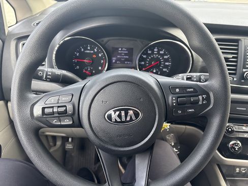 Used 2021 Kia Sedona LX image 17