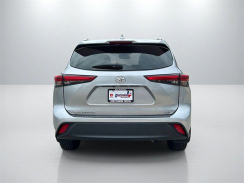 Used 2023 Toyota Highlander XLE image 6