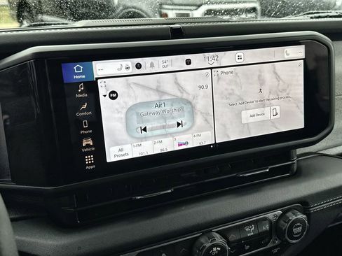 Used 2025 Jeep Wrangler Sahara image 19