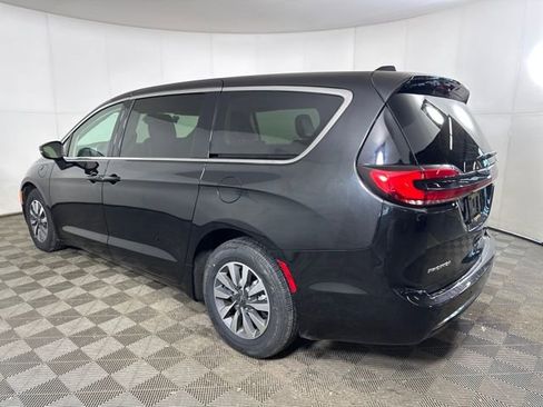 Used 2023 Chrysler Pacifica Touring-L image 5