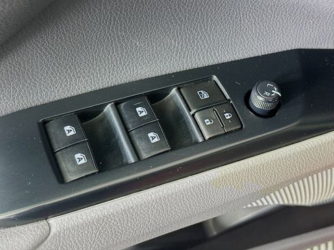 Used 2020 Toyota Camry SE w/ Cold Weather Package image 15