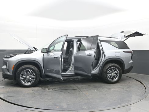 Used 2025 Chevrolet Traverse LT image 39